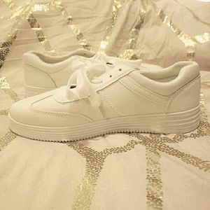 White Leather Low Top Lace Up Sneakers NWOT Size 9